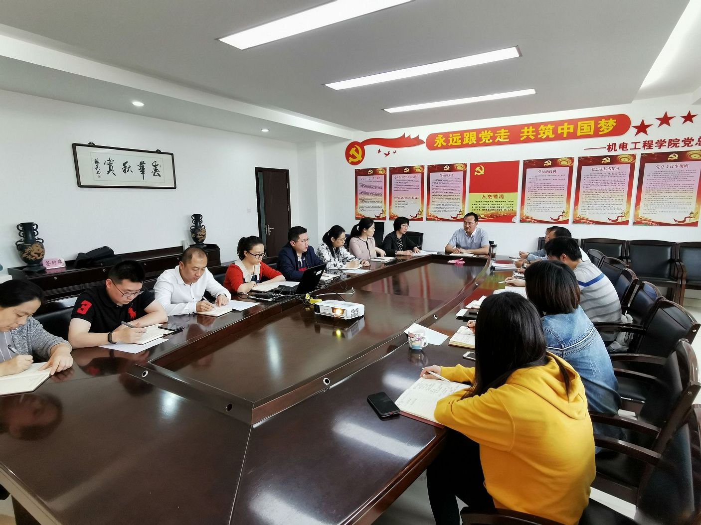 機(jī)電工程學(xué)院黨總支集中學(xué)習(xí)校黨委關(guān)于進(jìn)一步加強校園掃黑除惡專項斗爭工作意見