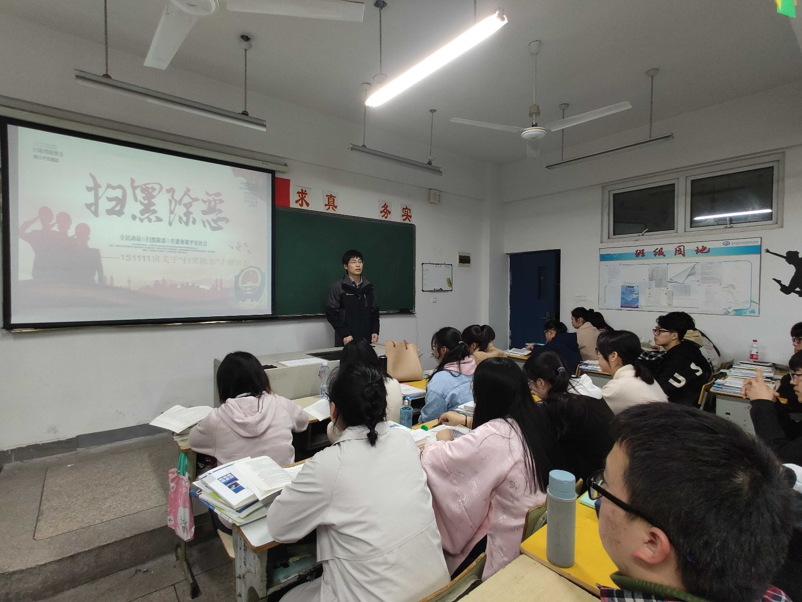 黨旗下的班級(jí)，船舶工程學(xué)院黨支部積極開(kāi)展“黨員進(jìn)班級(jí)”活動(dòng)