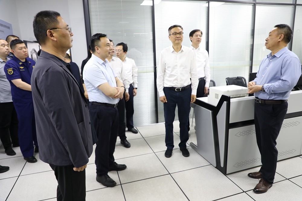 濱湖區(qū)委領(lǐng)導(dǎo)蒞臨我校指導(dǎo)校園安全工作