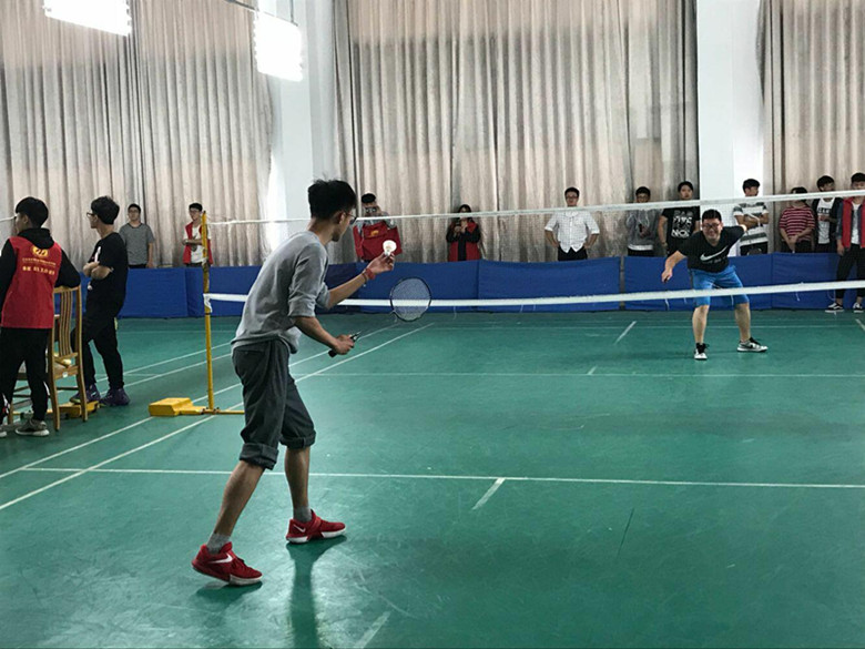 船舶工程學(xué)院與信息工程學(xué)院羽毛球友誼賽成功舉辦