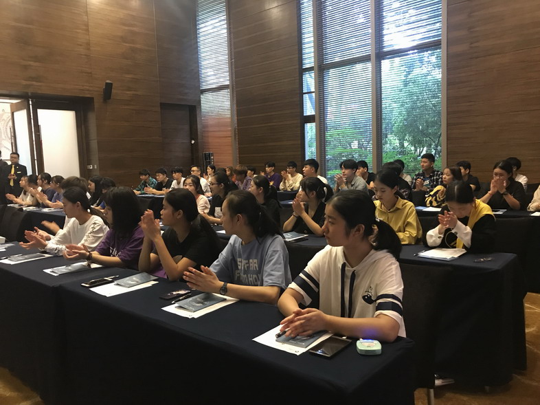 船舶工程學(xué)院2018級(jí)航空服務(wù)專業(yè)學(xué)生 參加“現(xiàn)代學(xué)徒制”入職儀式