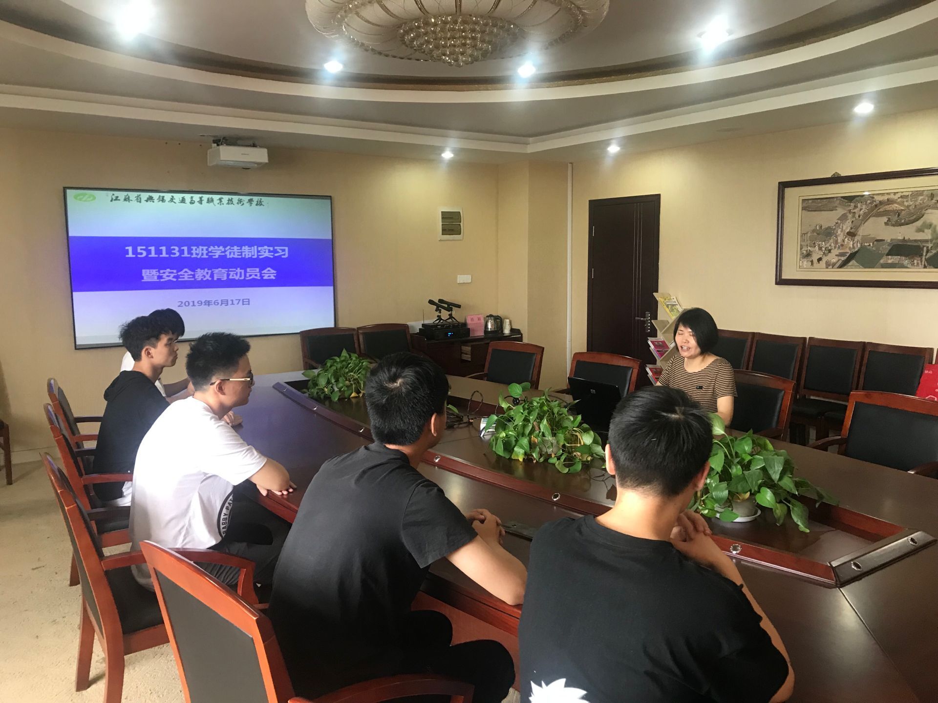 船舶工程學(xué)院召開151131班學(xué)徒制實(shí)習(xí)暨安全教育動(dòng)員會(huì)