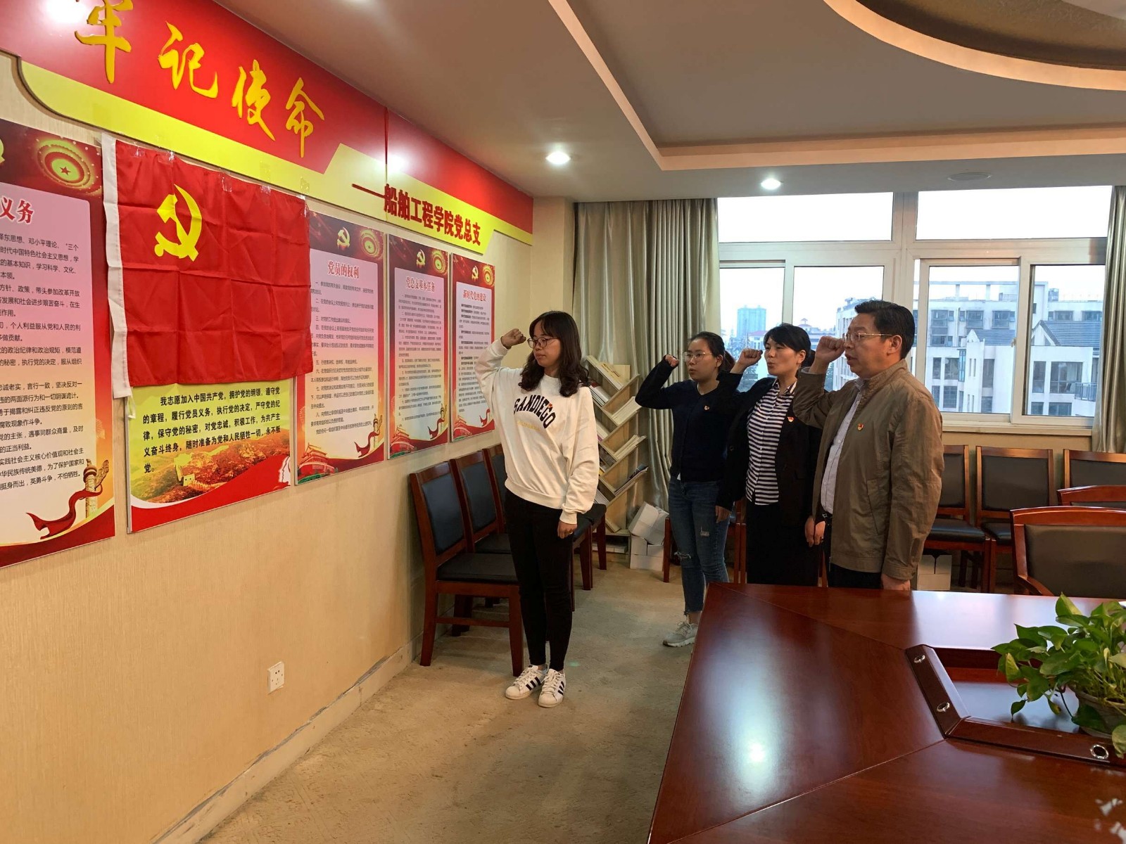 駕機教研室黨支部開展“不忘初心、牢記使命”主題教育