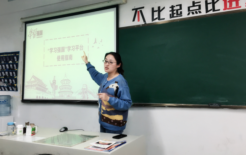 黨旗下的班級(jí)，船舶工程學(xué)院黨支部積極開展“黨員進(jìn)班級(jí)”活動(dòng)