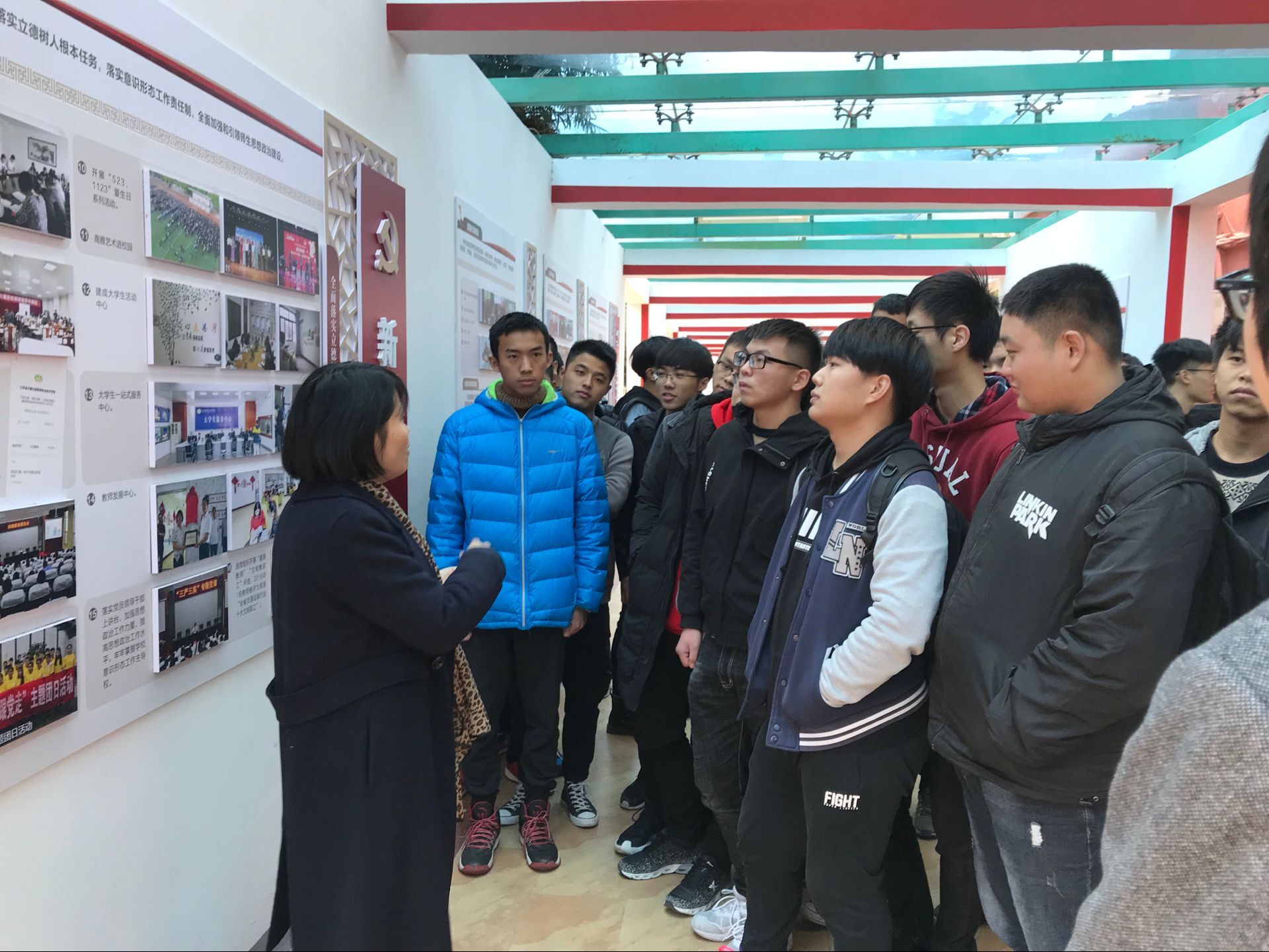 船舶工程學(xué)院黨總支組織師生參觀黨建文化長(zhǎng)廊