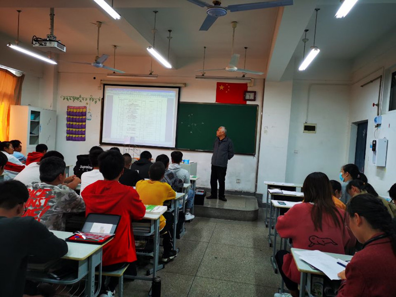 船舶工程學(xué)院開展校級公開課評議活動 ——鄧召庭老師講《直線的投影》