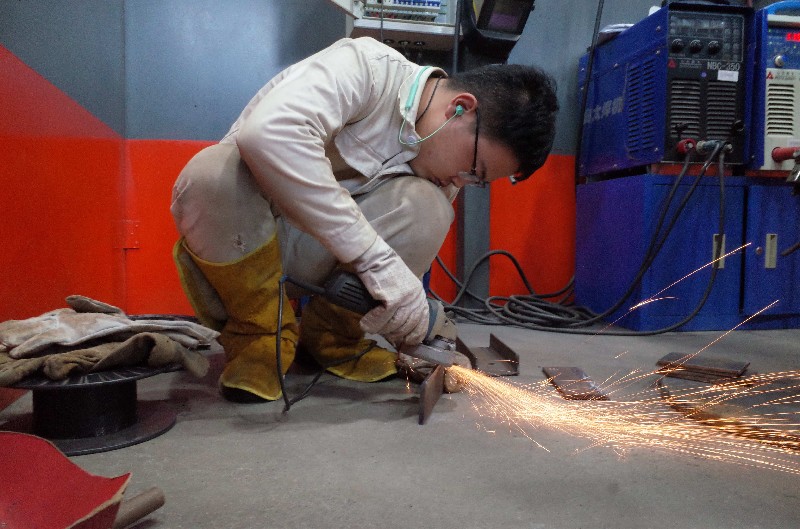 181121班學(xué)生暑期焊接訓(xùn)練不放松