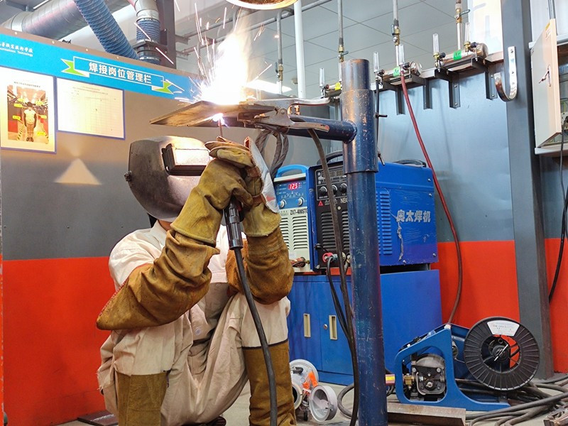 181121班金學(xué)恒同學(xué)在無錫市焊接大賽中摘得桂冠