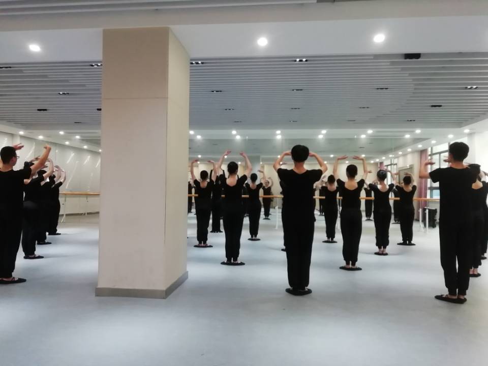 船舶工程學(xué)院開展校級(jí)公開課評(píng)議活動(dòng)  ——楊格格老師講《芭蕾基本手型與手位》