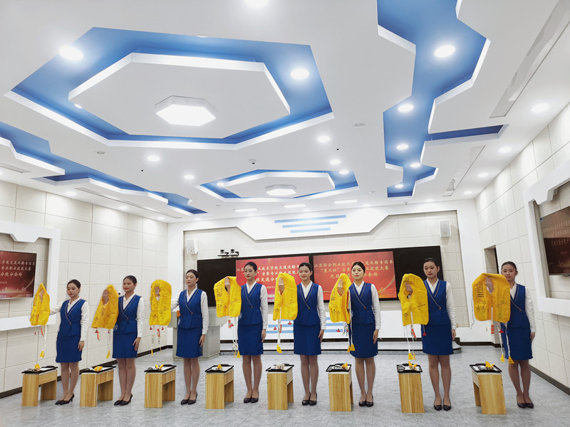 空乘學(xué)子同臺競技  加強技能展現(xiàn)風(fēng)采