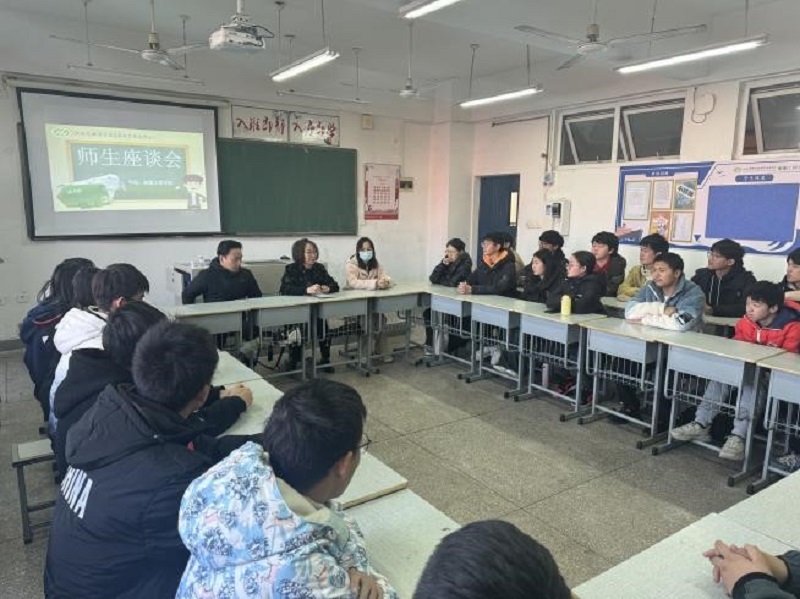 黨員干部進班級，引領思想促發(fā)展