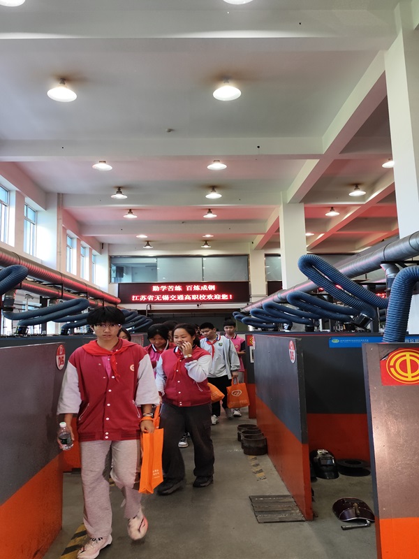 走進(jìn)焊接車間  開(kāi)展職業(yè)體驗(yàn)