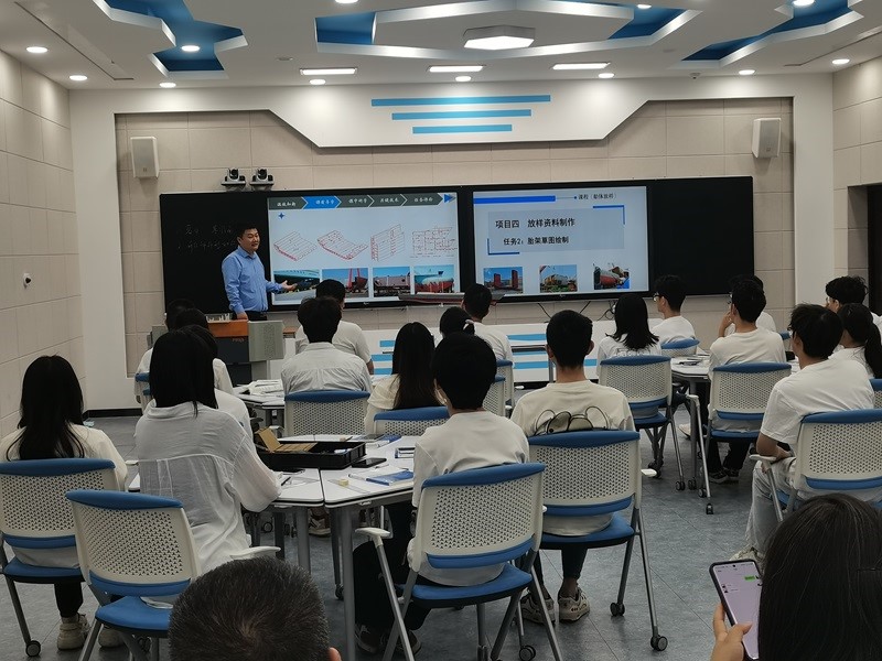 提升教育質(zhì)量，培養(yǎng)時代新人