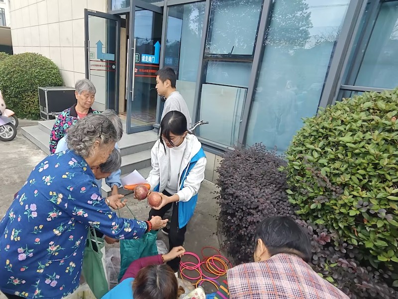 船舶工程學(xué)院師生助力青龍山社區(qū)重陽敬老活動(dòng)