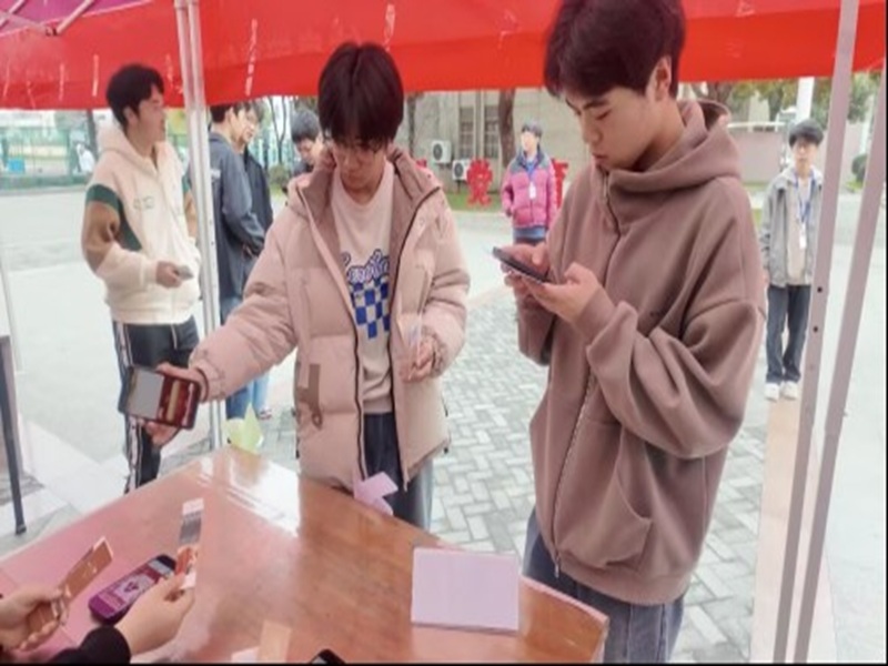 執(zhí)筆傳暖意 志愿聚愛心