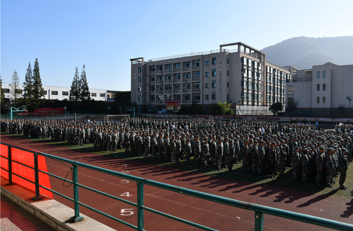 學(xué)校組織2019級(jí)新生開展“同升國旗”活動(dòng)