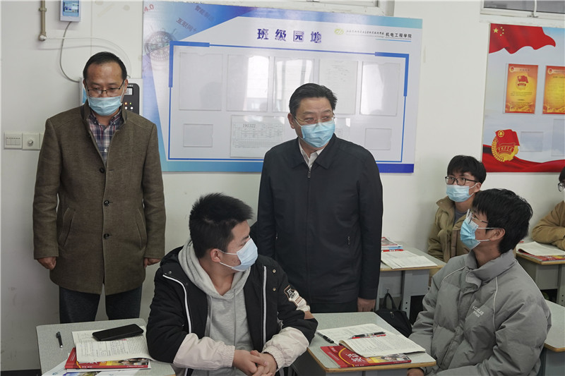 校領(lǐng)導(dǎo)“四不兩直”督導(dǎo)檢查校園疫情防控工作