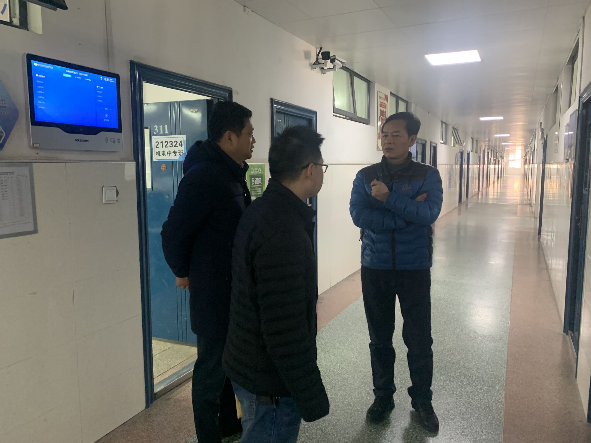 新學(xué)期開(kāi)學(xué)第一周學(xué)校領(lǐng)導(dǎo)率隊(duì)開(kāi)展教學(xué)秩序集中巡查