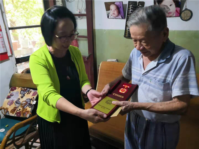 我校離休干部榮獲“慶祝中華人民共和國成立70周年”紀(jì)念章