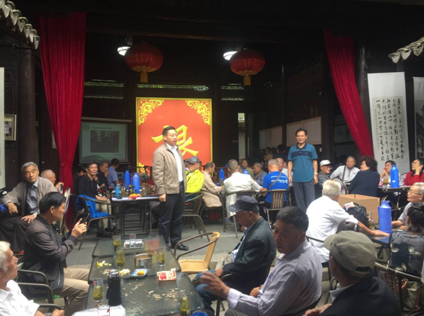 學(xué)校組織“慶國慶、樂重陽”離退休教師座談活動(dòng)