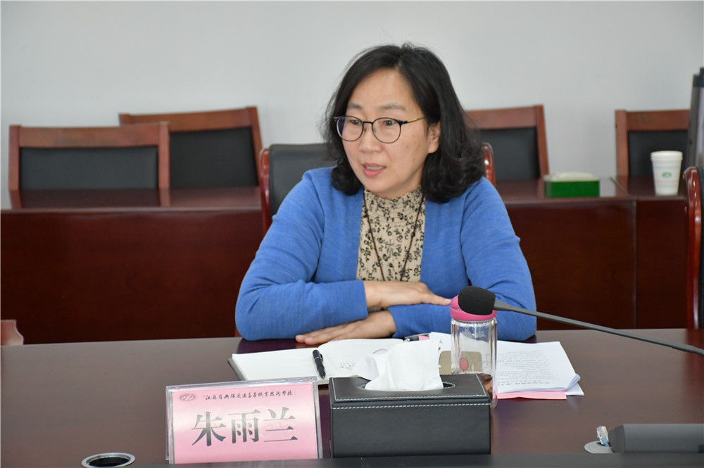 學校召開“勞動創(chuàng)造輝煌 奮斗鑄就偉業(yè)”教職工座談會