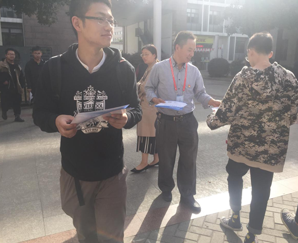 學(xué)校開展“不忘初心、牢記使命”衛(wèi)生與健康宣傳義診活動(dòng)