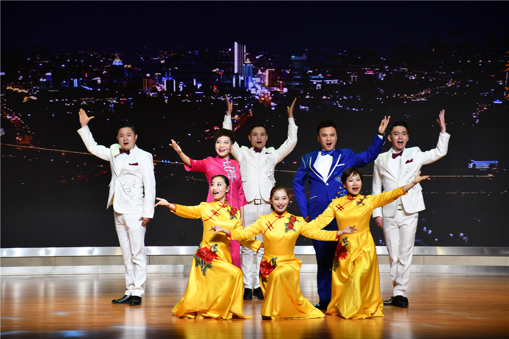 高雅藝術(shù)進校園 ：無錫滑稽劇團專場演出在學(xué)校精彩上演