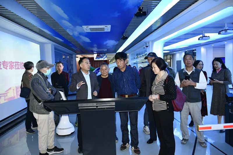 學校開展離退休教職工關愛學生志愿團隊結(jié)對儀式