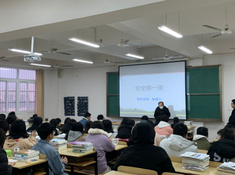 綜合黨支部黨員徐福義同志講開學(xué)第一課