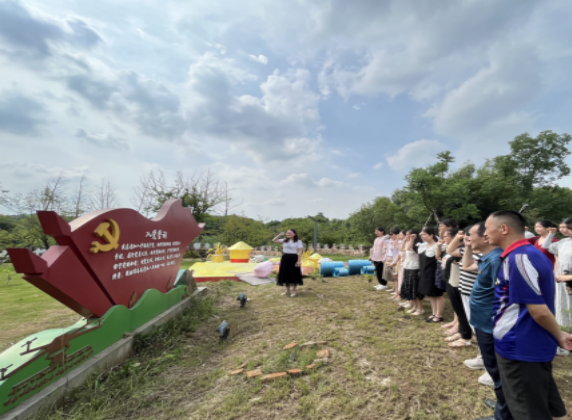 基礎(chǔ)教學(xué)部黨總支組織黨員和思政教師參觀無(wú)錫現(xiàn)代農(nóng)業(yè)博覽園