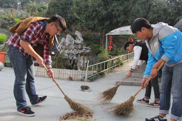 交通工程系各班級積極開展學(xué)雷鋒活動