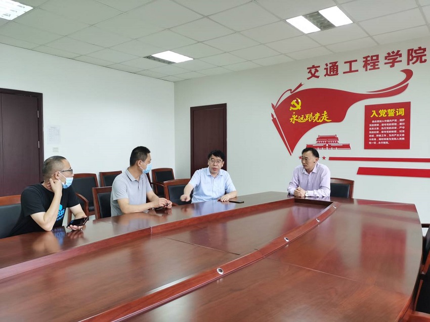 交通工程學(xué)院接待學(xué)生家長(zhǎng)來(lái)校參觀