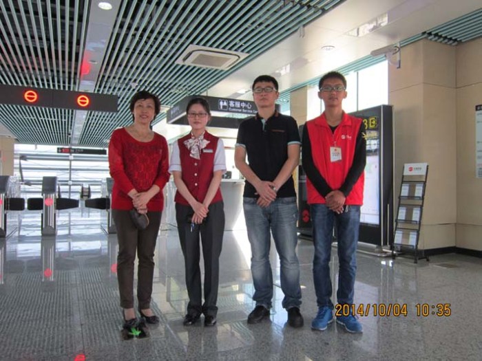 校團(tuán)委慰問(wèn)交通工程系國(guó)慶節(jié)地鐵志愿者