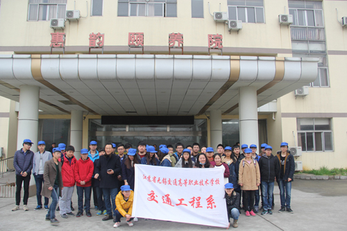 關(guān)愛老人、心系社會，積極踐行雷鋒精神