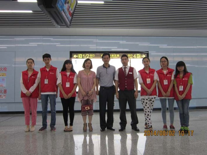 校領(lǐng)導(dǎo)慰問(wèn)交通工程系暑期地鐵志愿者