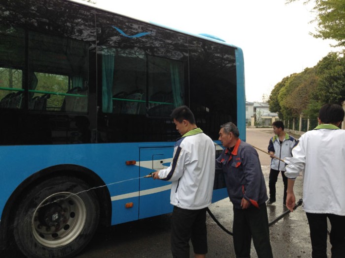 交通工程系131422班開展學(xué)雷鋒活動——義務(wù)擦洗公共汽車