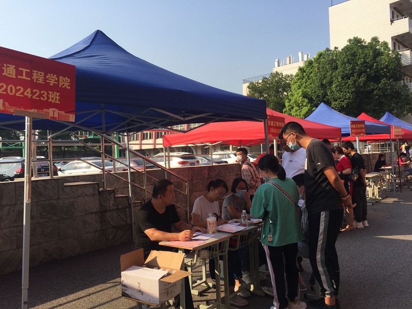 新夢(mèng)想，新起航 —記交通工程學(xué)院迎新報(bào)到活動(dòng)