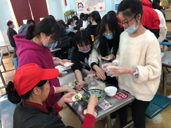 走進(jìn)實(shí)踐勞動(dòng)課堂-201431班組織同學(xué)包餃子