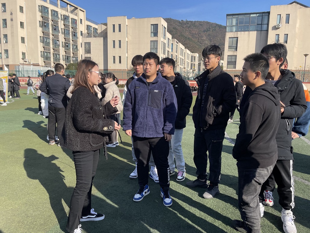 交通工程學(xué)院21級“中新直通班”成功舉辦“英語角”活動