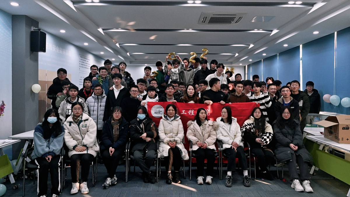 交通工程學(xué)院 201421/22班舉辦迎新年晚會(huì)