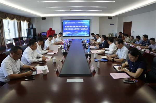 學校舉行與中交基礎(chǔ)設(shè)施養(yǎng)護集團有限公司校企戰(zhàn)略合作框架協(xié)議簽約暨道路橋梁養(yǎng)護技術(shù)工程研究中心揭牌儀式