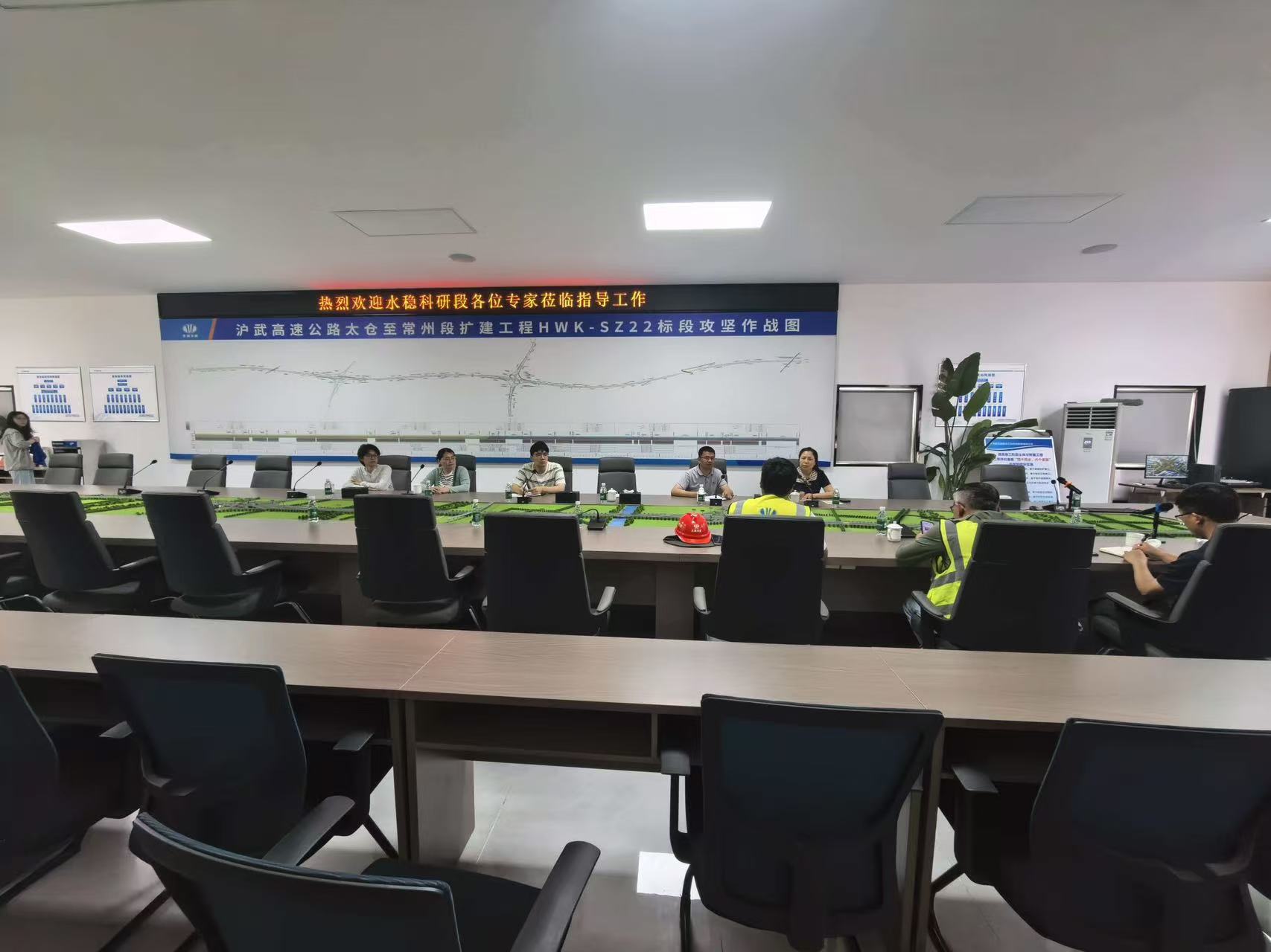 交通工程學(xué)院主持的“多元廢渣協(xié)同穩(wěn)定基層路用性能與施工關(guān)鍵技術(shù)研究”課題在滬武高速擴(kuò)建工程順利實施第二階段試驗段