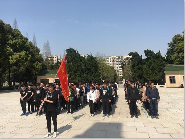機械工程學院開展17級新生清明節(jié)烈士陵園掃墓活動