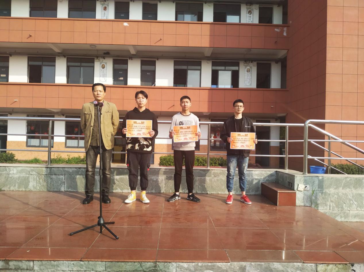 機(jī)械工程學(xué)院舉行黑板報(bào)比賽和羽毛球比賽頒獎(jiǎng)典禮