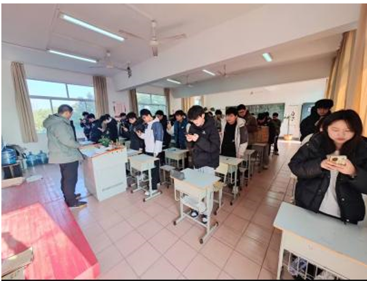 揚帆起航迎期末 精雕細(xì)琢鑄匠心  ——機械工程學(xué)院數(shù)控高職241211班期末考試總動員