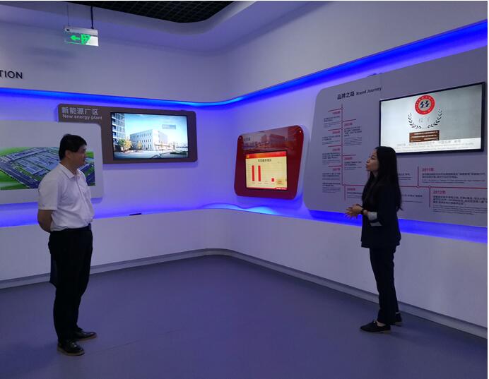 學(xué)校黨委委員、副校長邢勇一行赴金龍聯(lián)合汽車工業(yè)（蘇州）有限公司考察調(diào)研