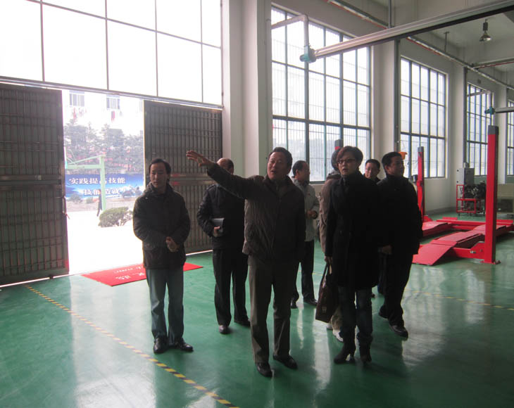 汽車(chē)工程系成立首屆學(xué)術(shù)與專(zhuān)業(yè)教學(xué)指導(dǎo)委員會(huì)并召開(kāi)2011年年會(huì)