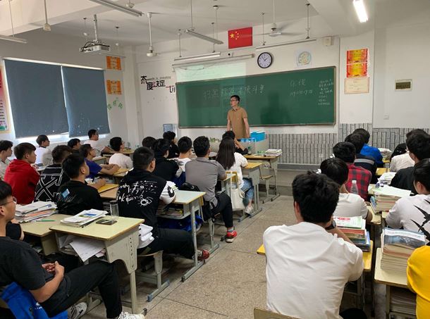 張俊老師到171511班開展“黨員進(jìn)班級”活動