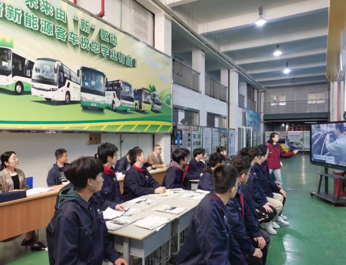 聚焦課堂樹(shù)榜樣 促進(jìn)交流展風(fēng)采 —汽車專業(yè)薛紅華老師為陜西中職校領(lǐng)導(dǎo)一行開(kāi)展示范展示課