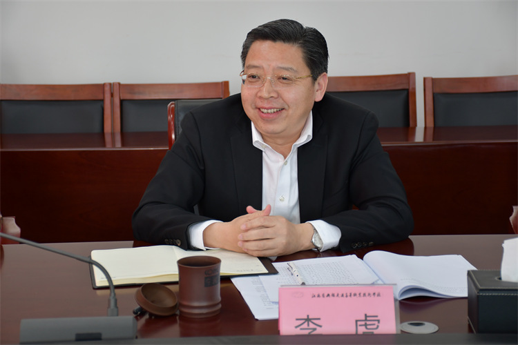 學(xué)校召開“立志做黨光榮傳統(tǒng)和優(yōu)良作風(fēng)的忠實傳人”共青團干部、青年教師座談會